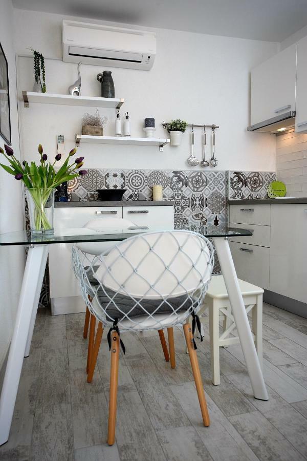 Charming Seaside Apartment Primosten Exterior photo