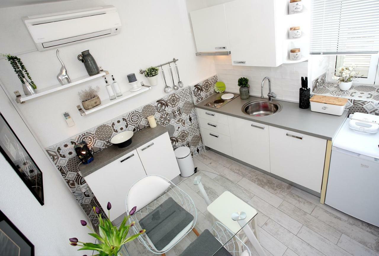 Charming Seaside Apartment Primosten Exterior photo